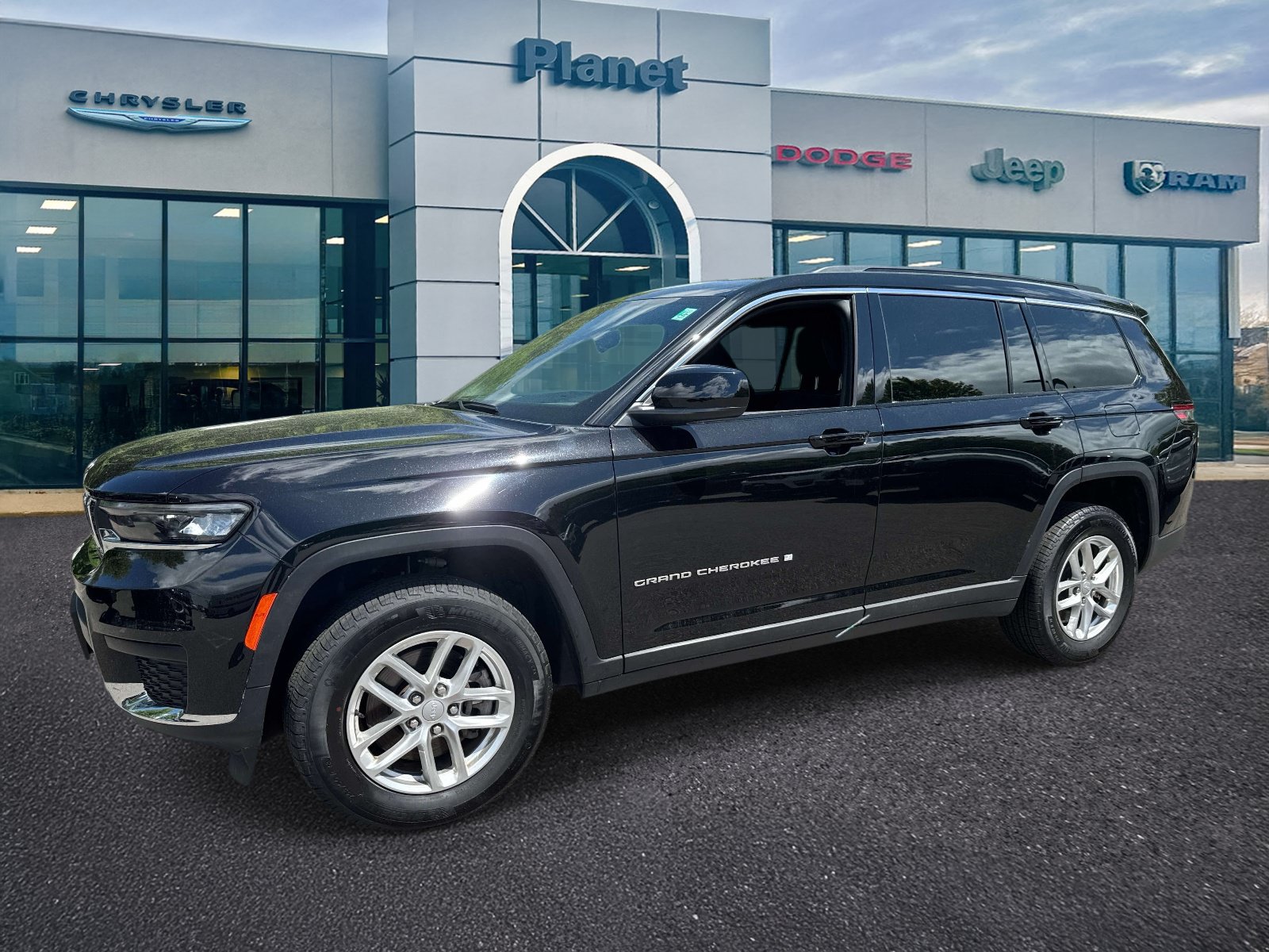 Used 2025 Jeep Grand Cherokee L Laredo w/ Luxury Tech Group I AWD/4WD image 4