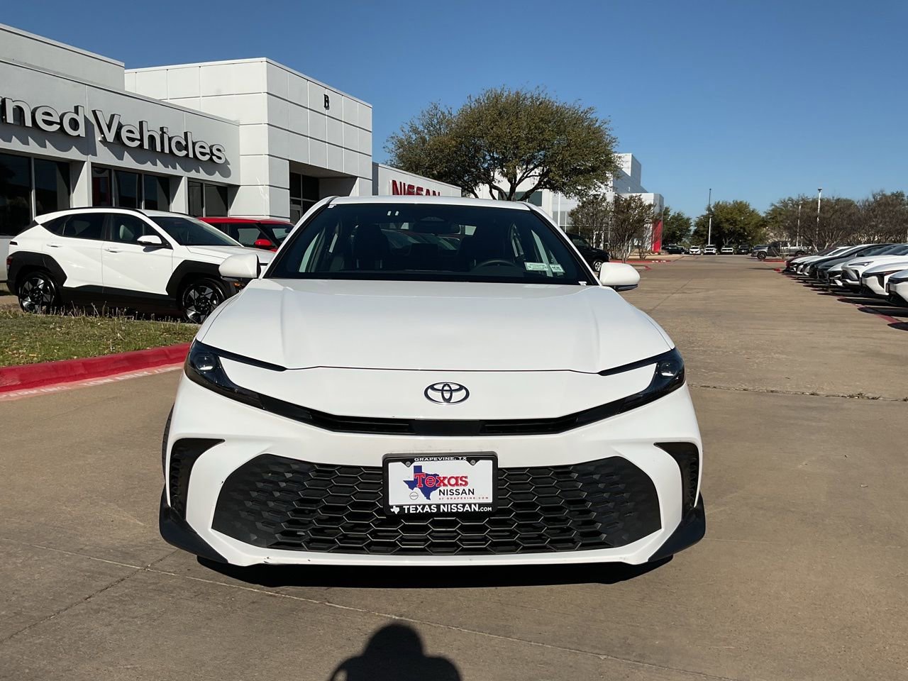Used 2025 Toyota Camry SE image 3