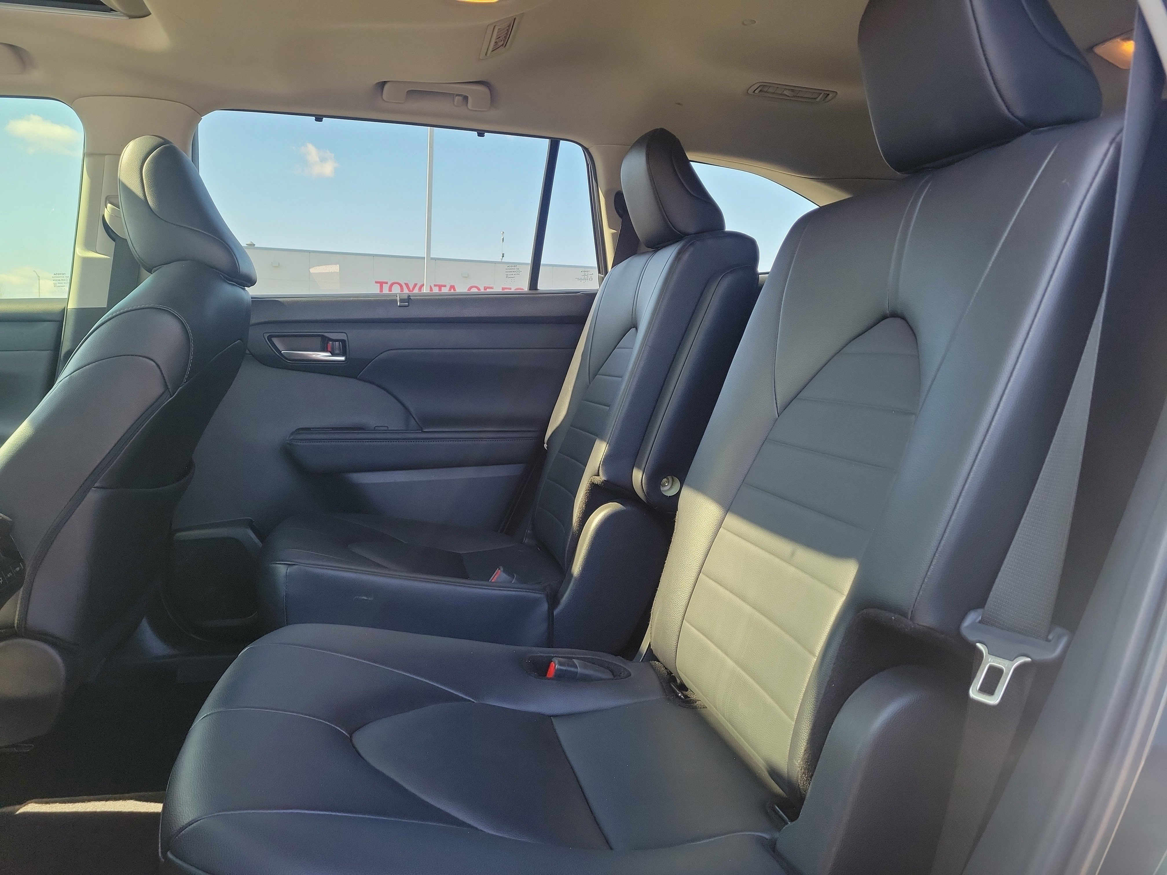 Used 2024 Toyota Highlander XLE image 9