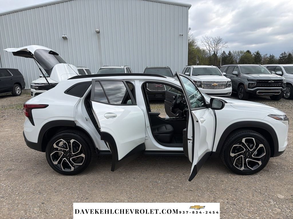Used 2024 Chevrolet Trax RS w/ Sunroof Package FWD image 28