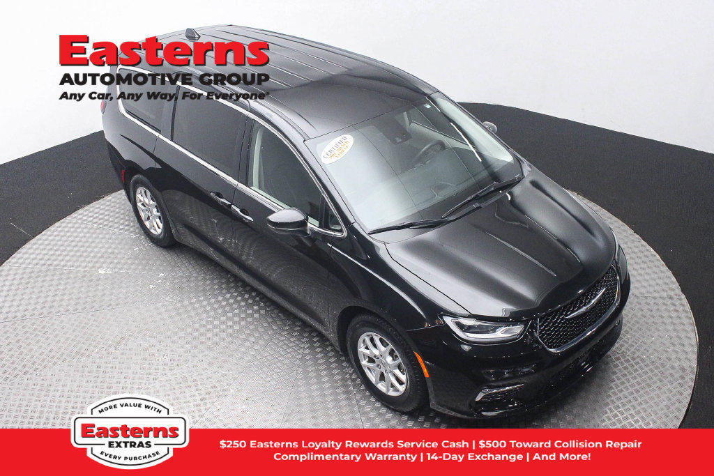 Used 2023 Chrysler Pacifica Touring-L FWD image 4
