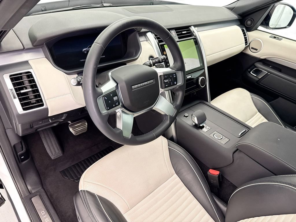 Used 2024 Land Rover Discovery Dynamic SE image 9