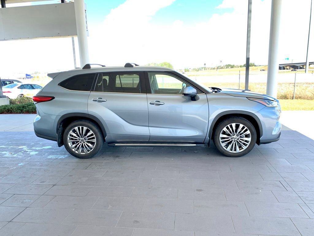 Used 2022 Toyota Highlander Platinum image 4