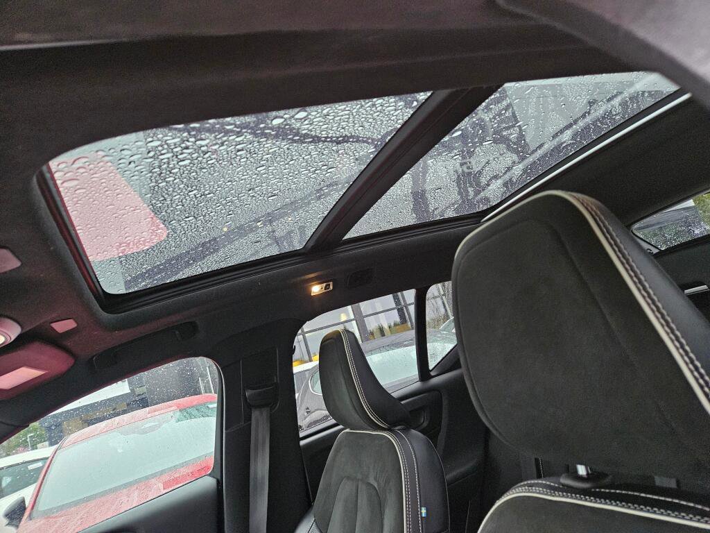 Used 2020 Volvo XC40 T5 R-Design image 17