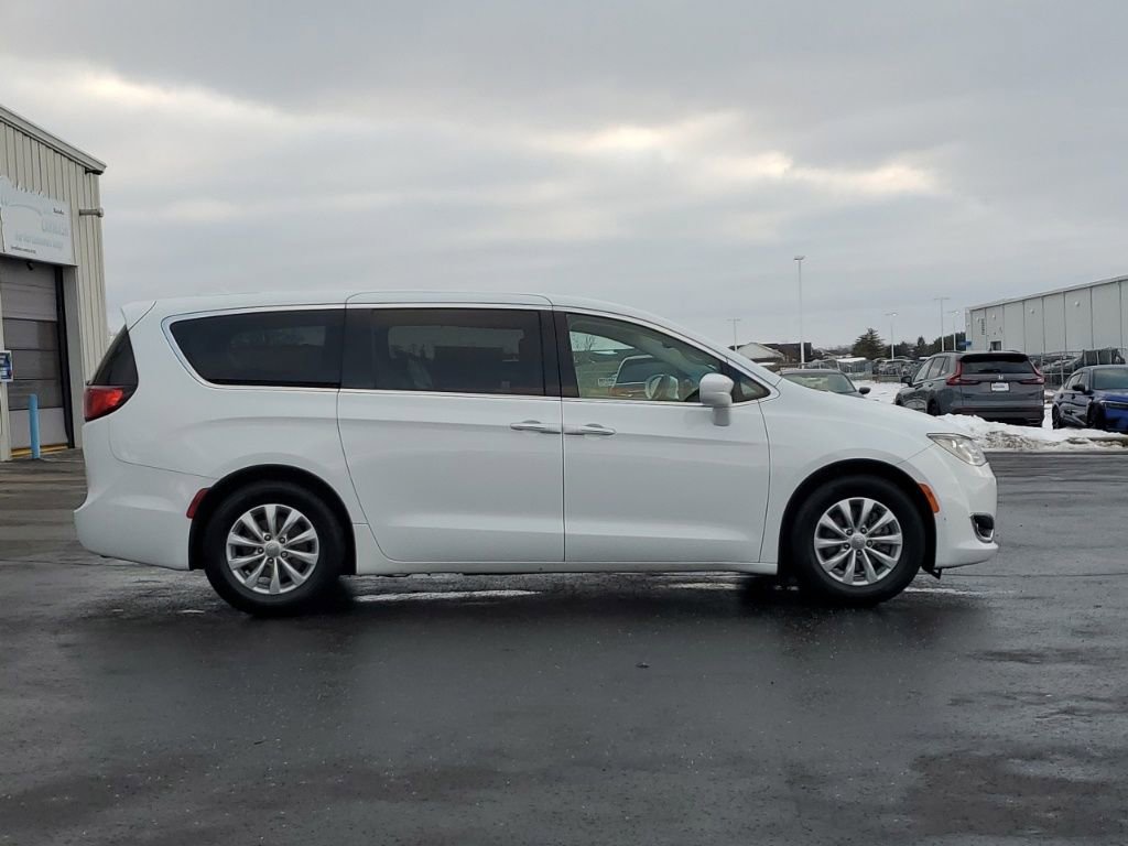 Used 2018 Chrysler Pacifica Touring Plus image 8