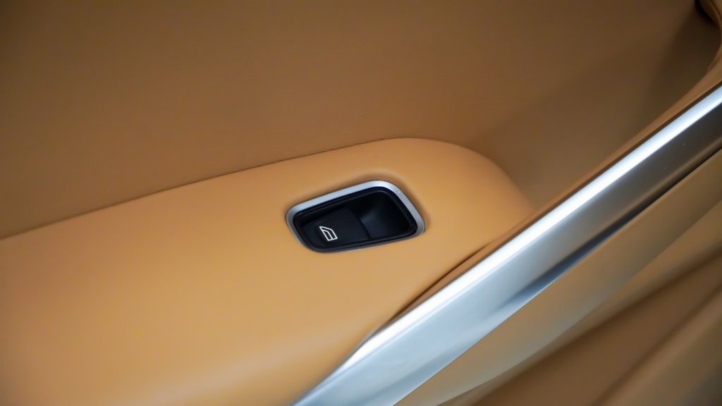 Used 2021 Aston Martin DBX image 17