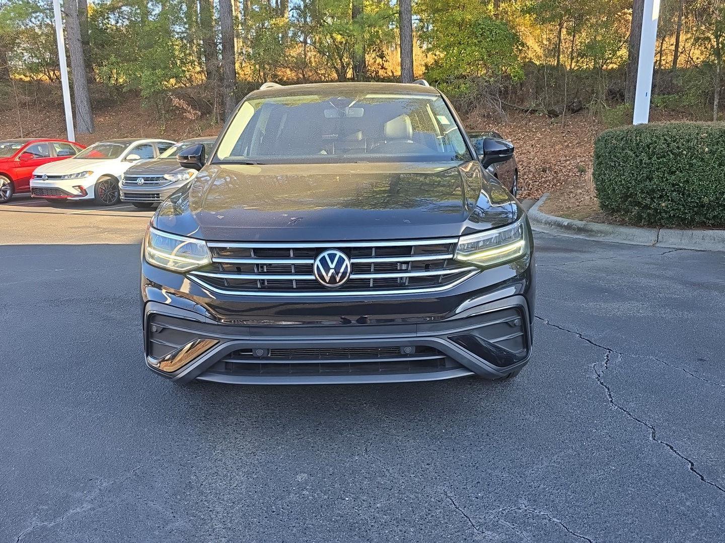 Used 2022 Volkswagen Tiguan SE w/ Panoramic Sunroof Package image 2