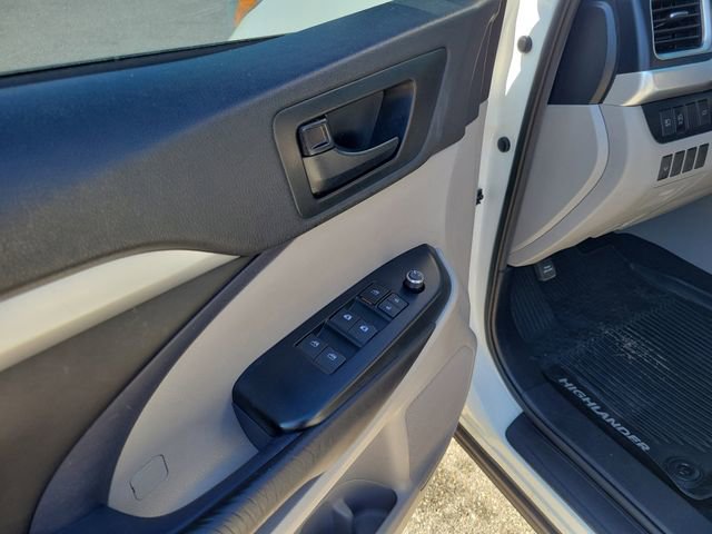 Used 2019 Toyota Highlander Plus AWD/4WD image 13
