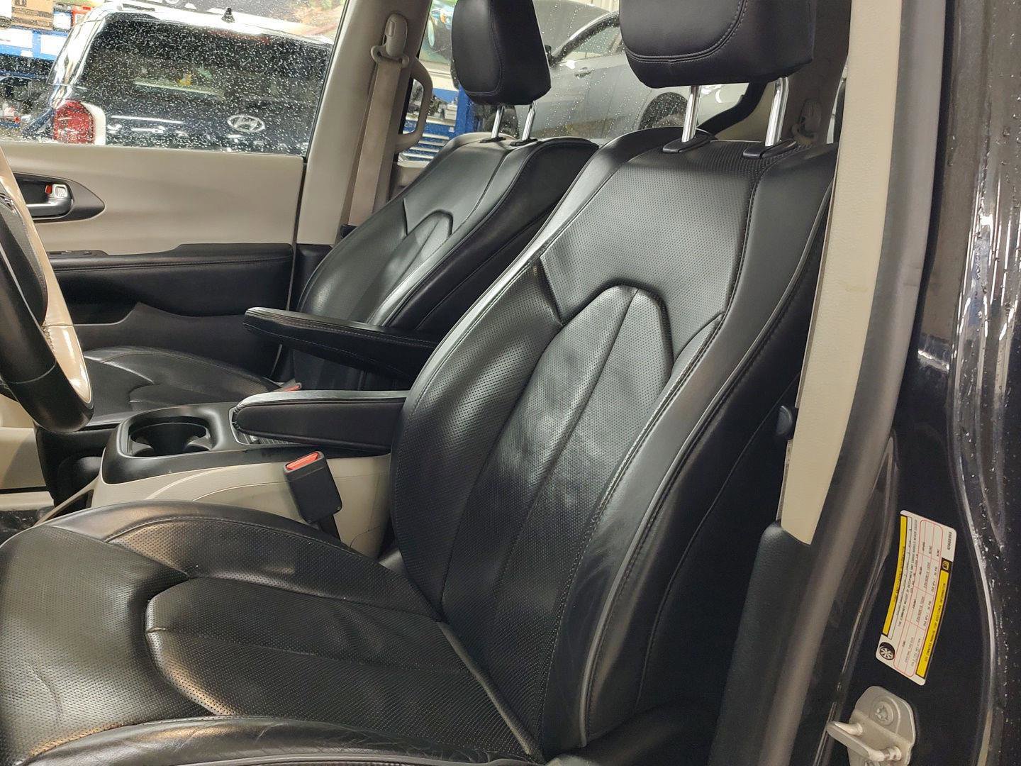 Used 2019 Chrysler Pacifica Limited image 2