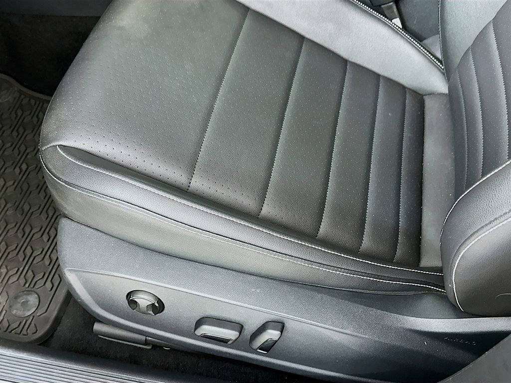 Used 2022 Volkswagen Jetta SE w/ Panoramic Sunroof Package FWD image 9
