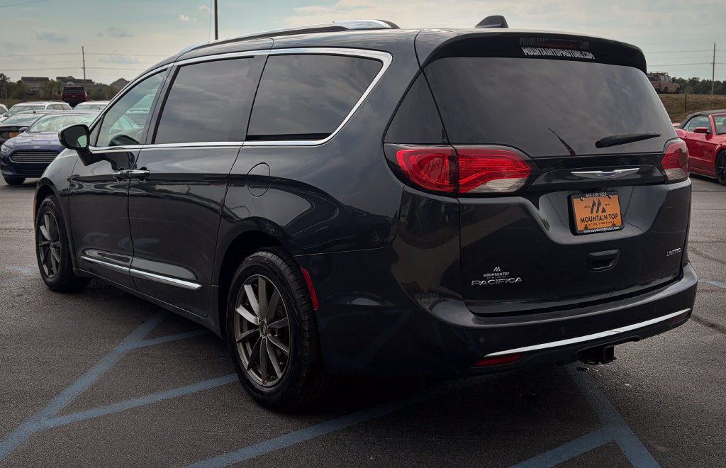 Used 2019 Chrysler Pacifica Limited w/ Tire & Wheel Group FWD image 33