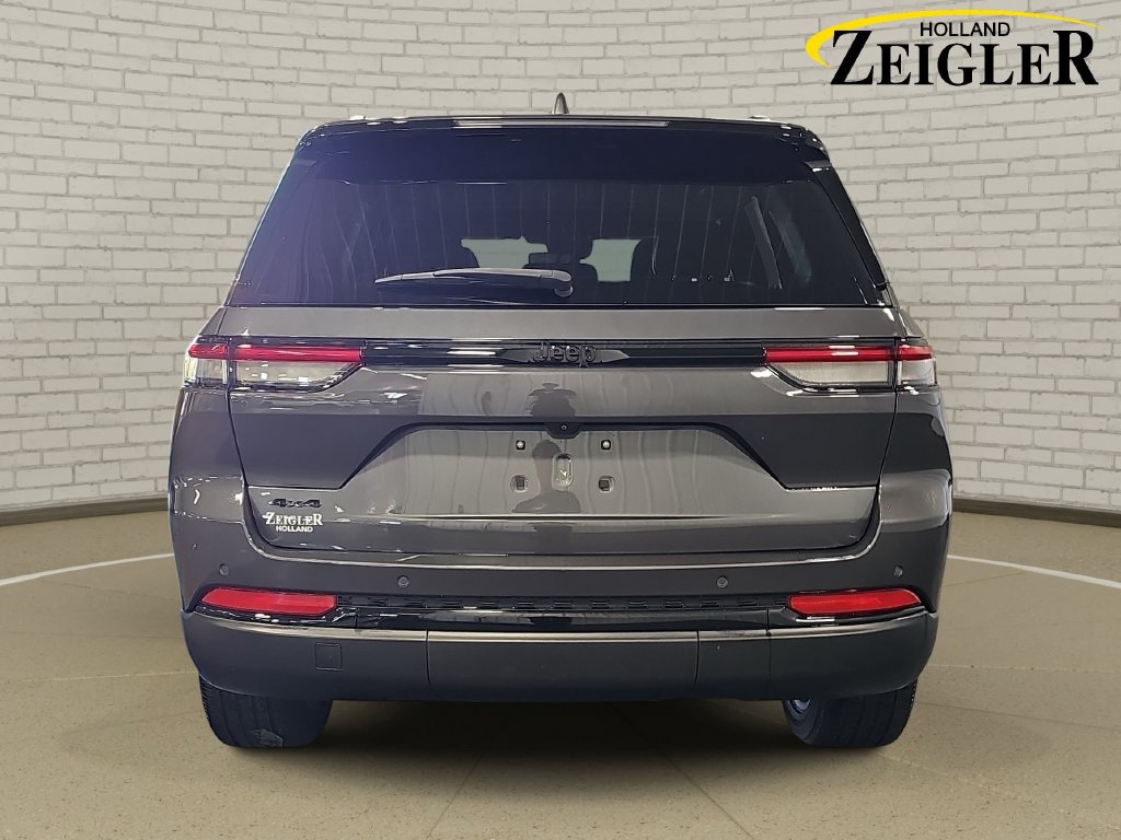 Used 2023 Jeep Grand Cherokee Altitude AWD/4WD image 6