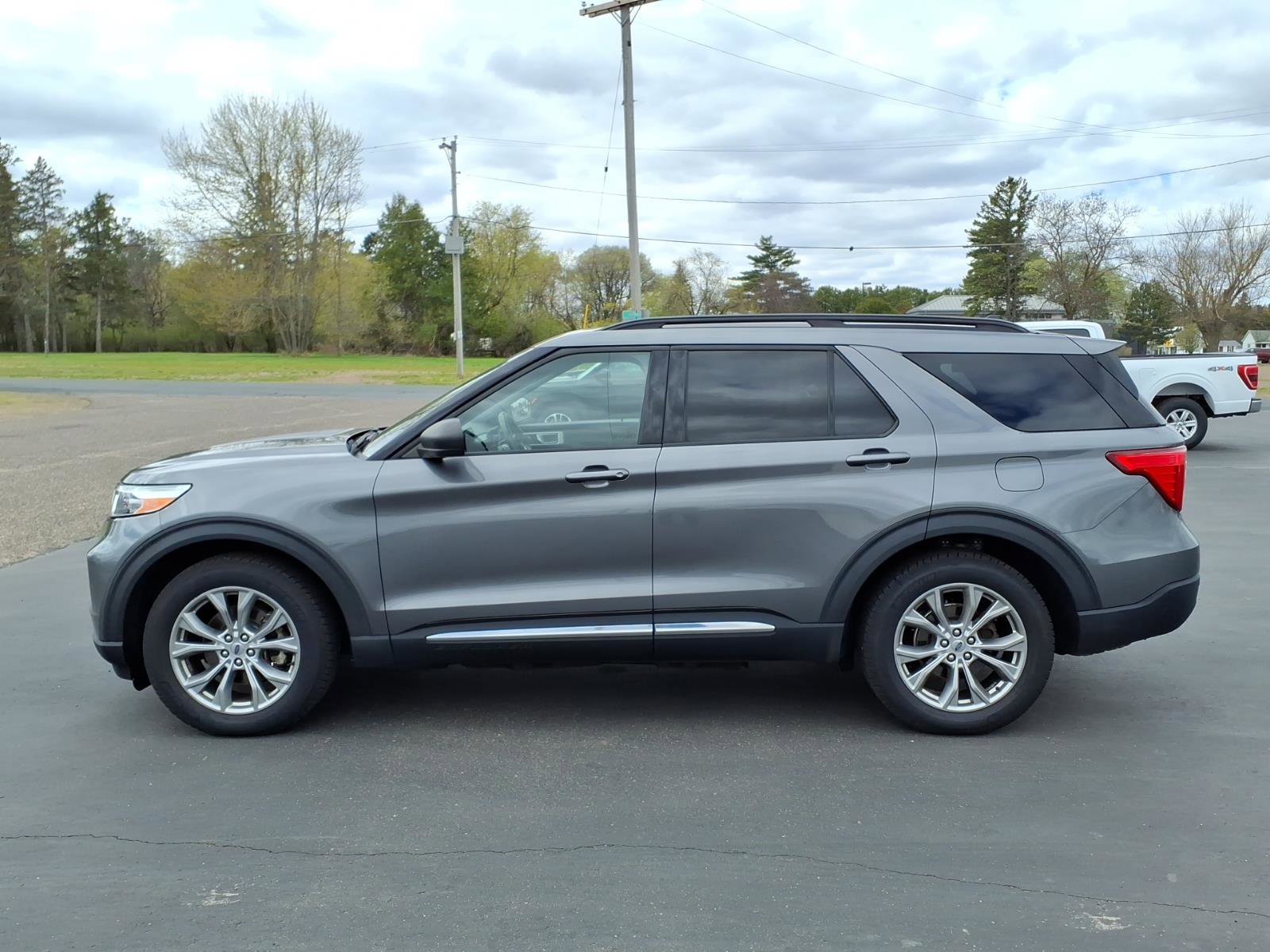 Used 2021 Ford Explorer XLT w/ Equipment Group 202A AWD/4WD image 2