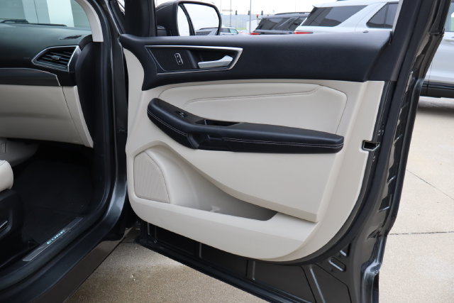 Used 2018 Ford Edge Titanium w/ Equipment Group 301A AWD/4WD image 36