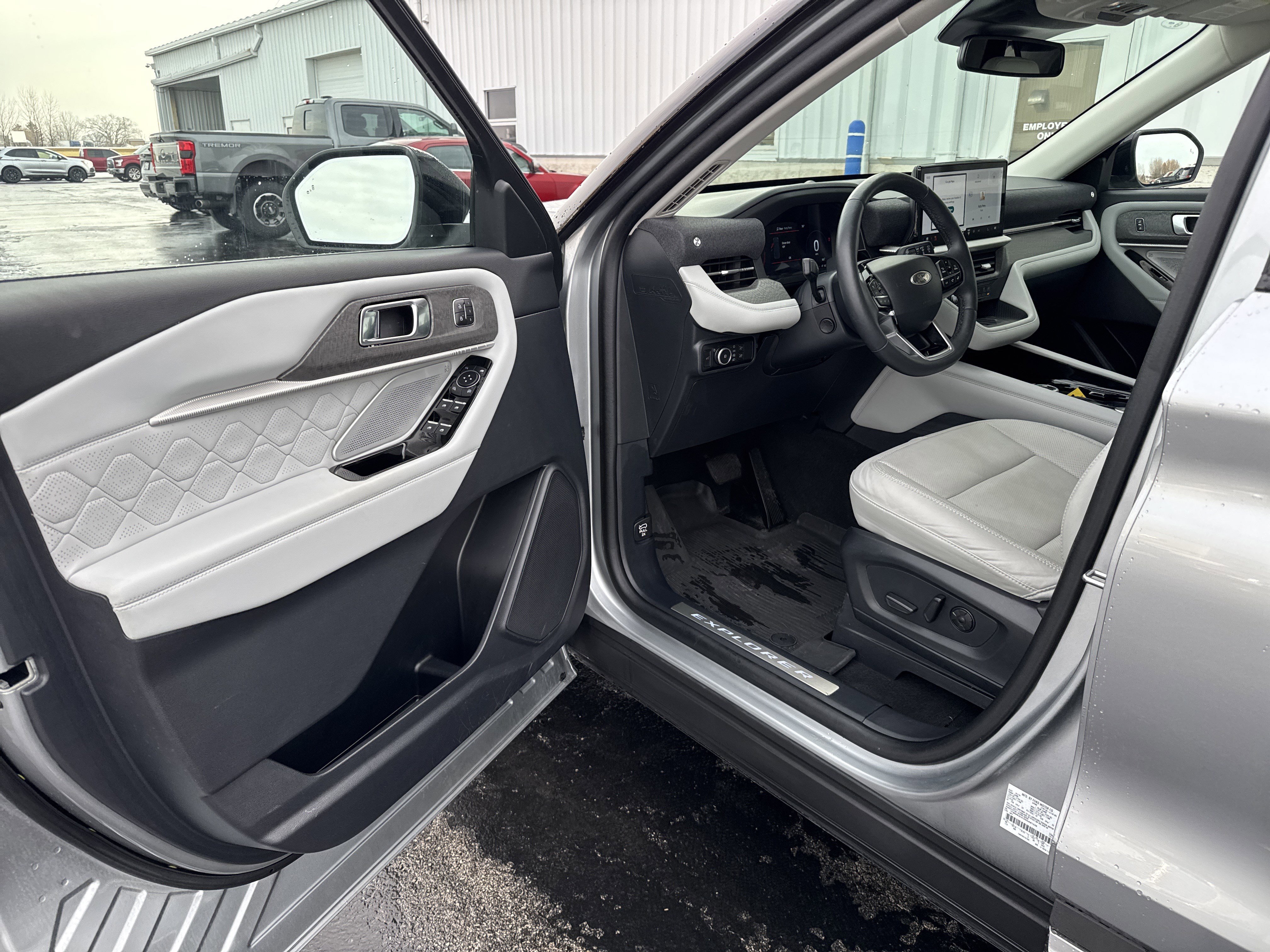 Used 2025 Ford Explorer Platinum w/ Ultimate Package image 16