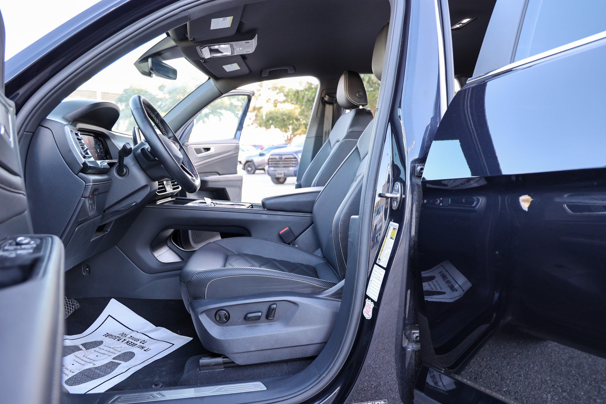 Used 2025 Volkswagen Atlas Cross Sport SE AWD/4WD image 30