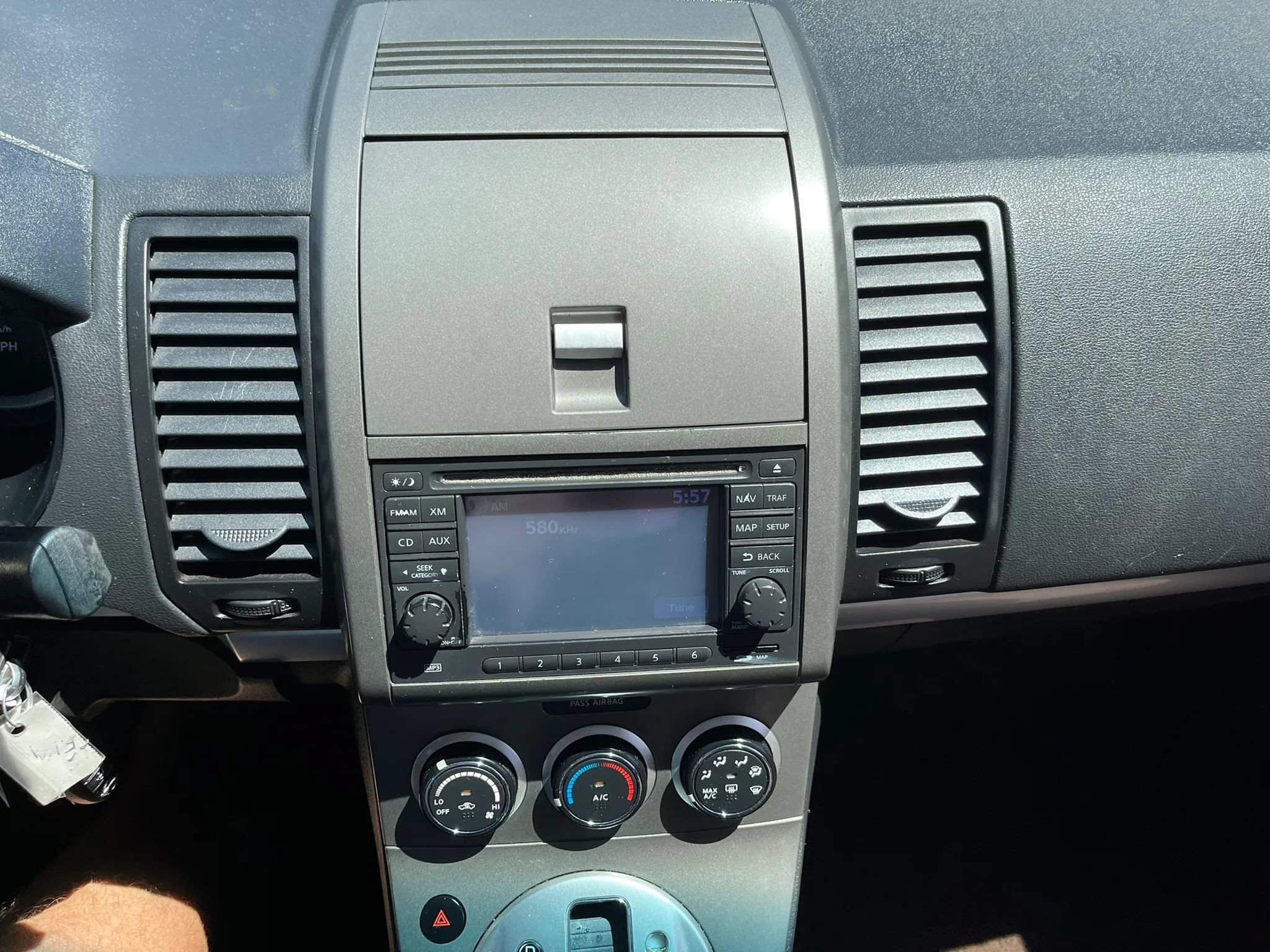 Used 2011 Nissan Sentra 2.0 SR w/ Special Edition Pkg FWD image 16