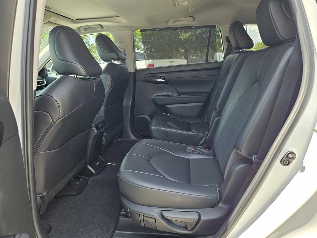 Used 2023 Toyota Highlander XLE FWD image 12