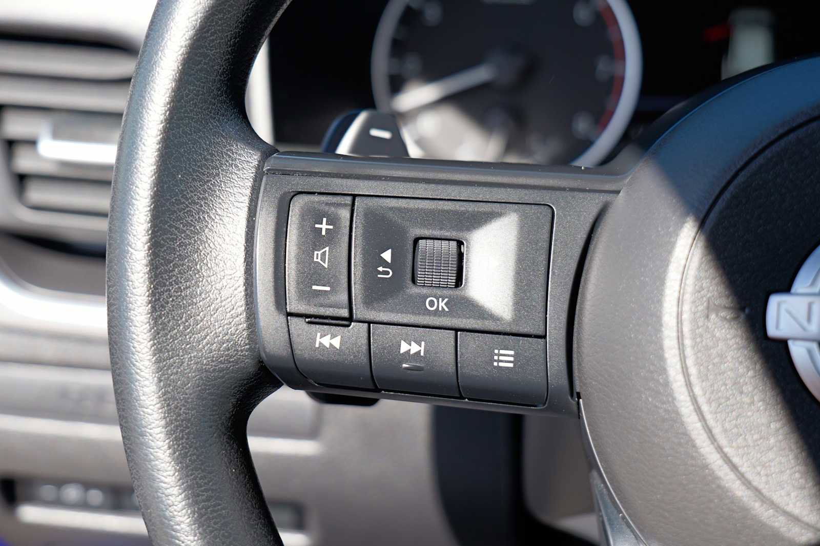 Used 2023 Nissan Rogue S image 13