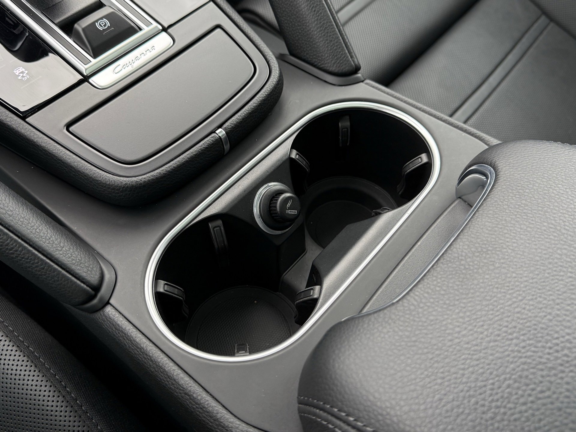 Certified 2022 Porsche Cayenne Platinum Edition image 23