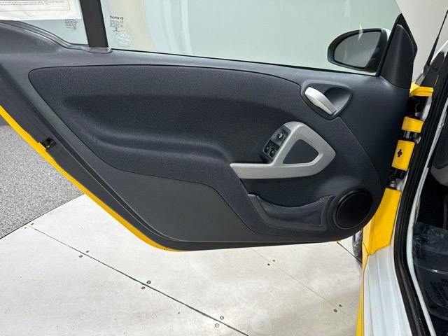 Used 2015 smart fortwo passion w/ Comfort Package RWD image 6