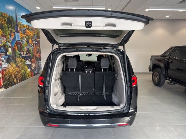 Used 2023 Chrysler Pacifica Touring-L FWD image 41
