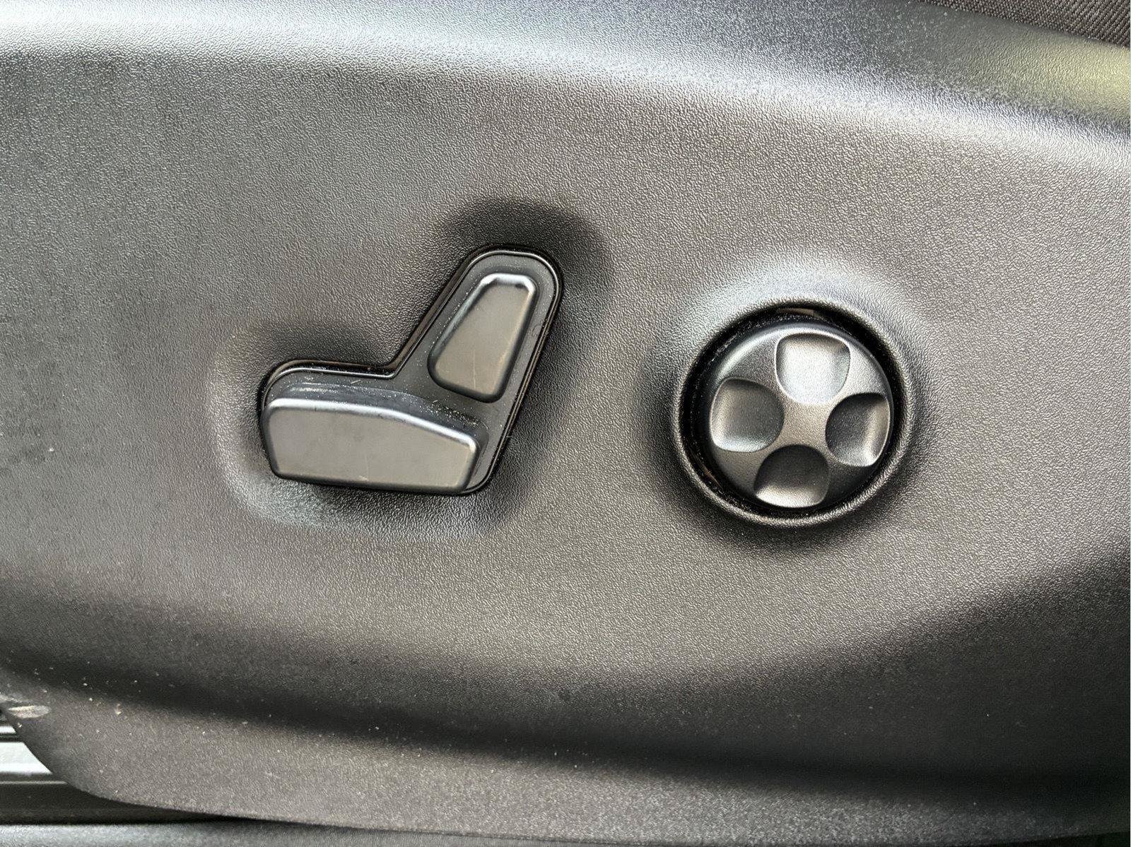 Used 2024 Chrysler Pacifica Premium FWD image 26