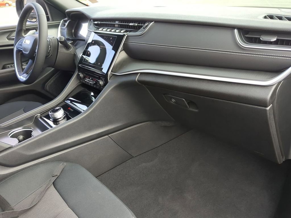 Used 2024 Jeep Grand Cherokee Laredo X image 21
