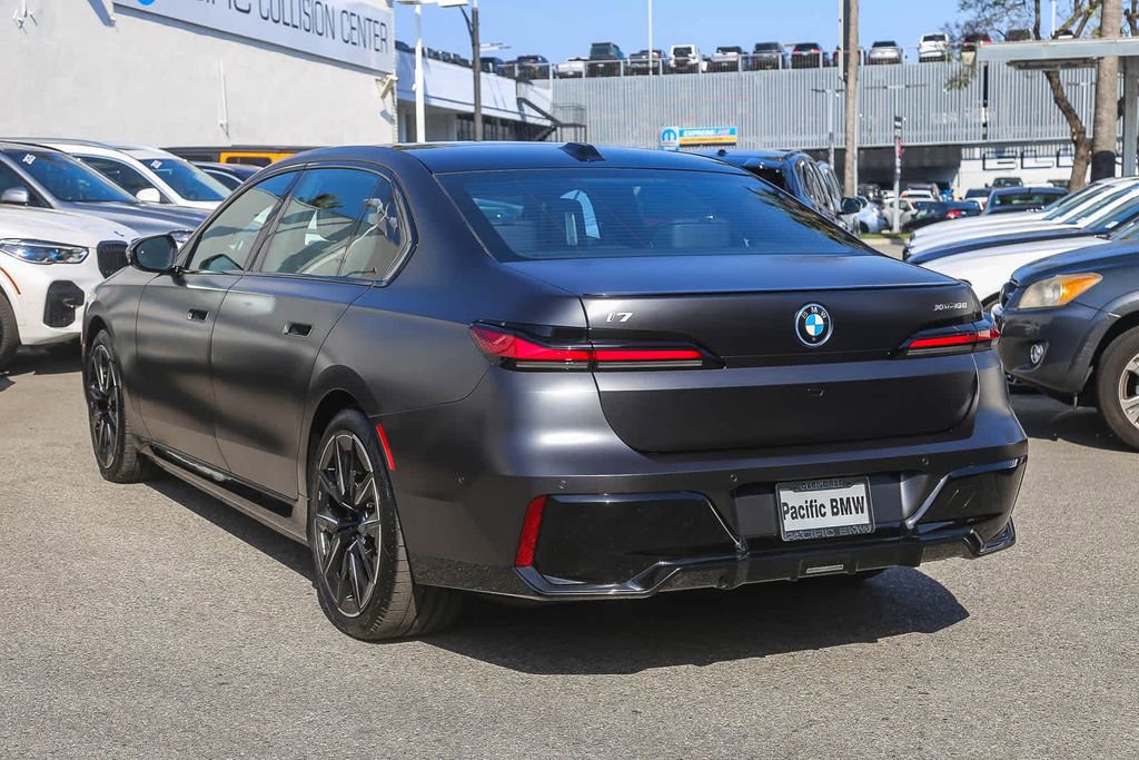 Used 2025 BMW i7 xDrive60 w/ Premium Package image 4