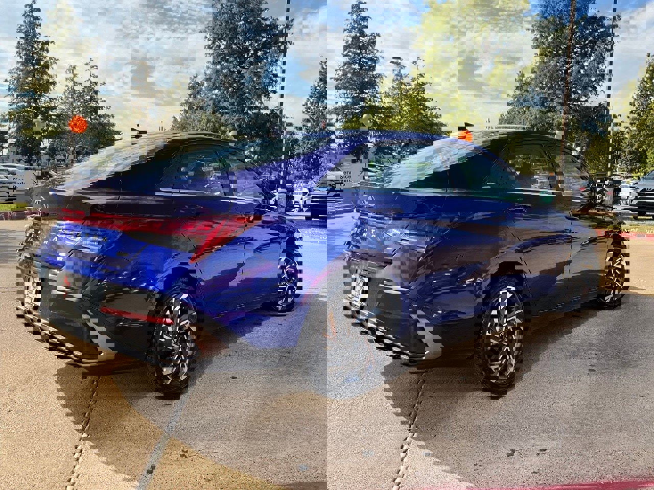 Used 2025 Hyundai Elantra Limited image 6