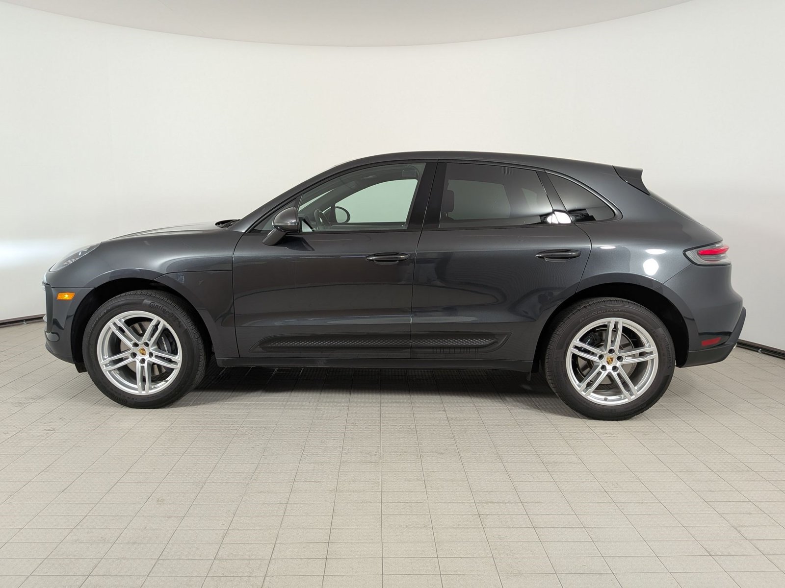 Certified 2023 Porsche Macan AWD/4WD image 2