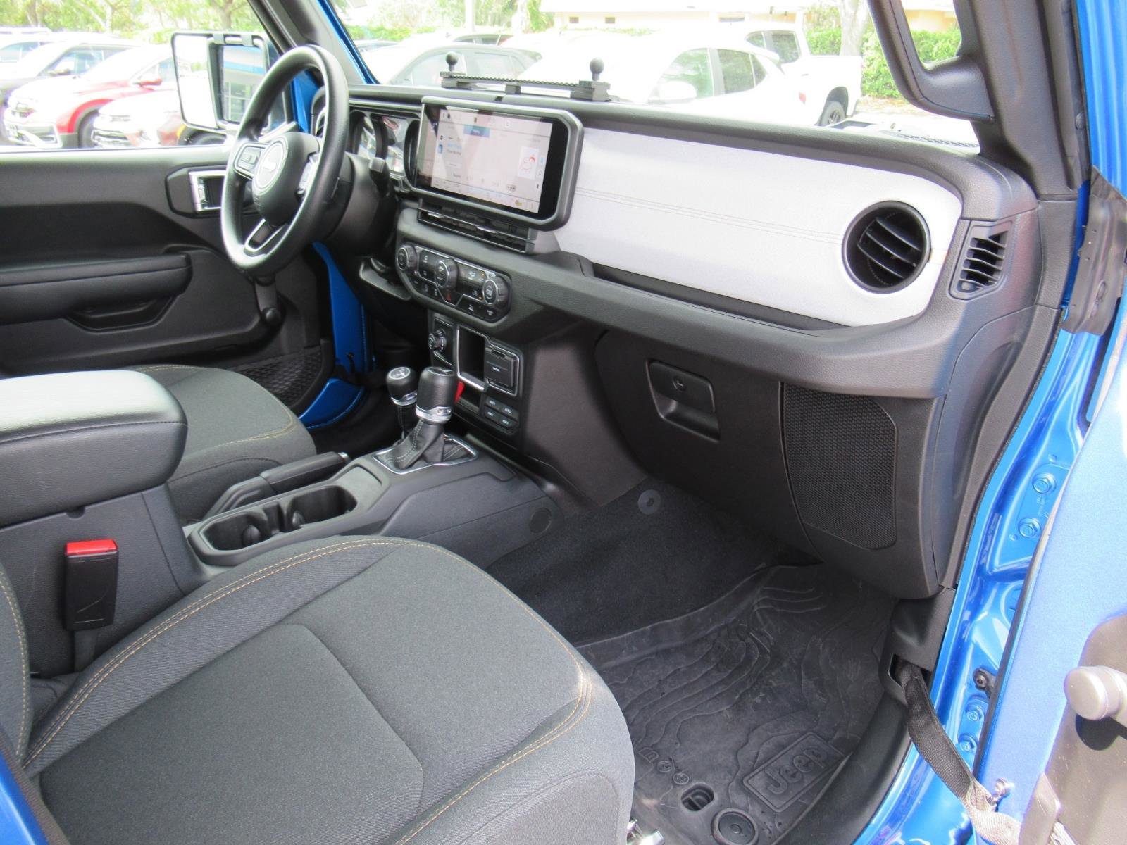 Used 2024 Jeep Gladiator Sport AWD/4WD image 12