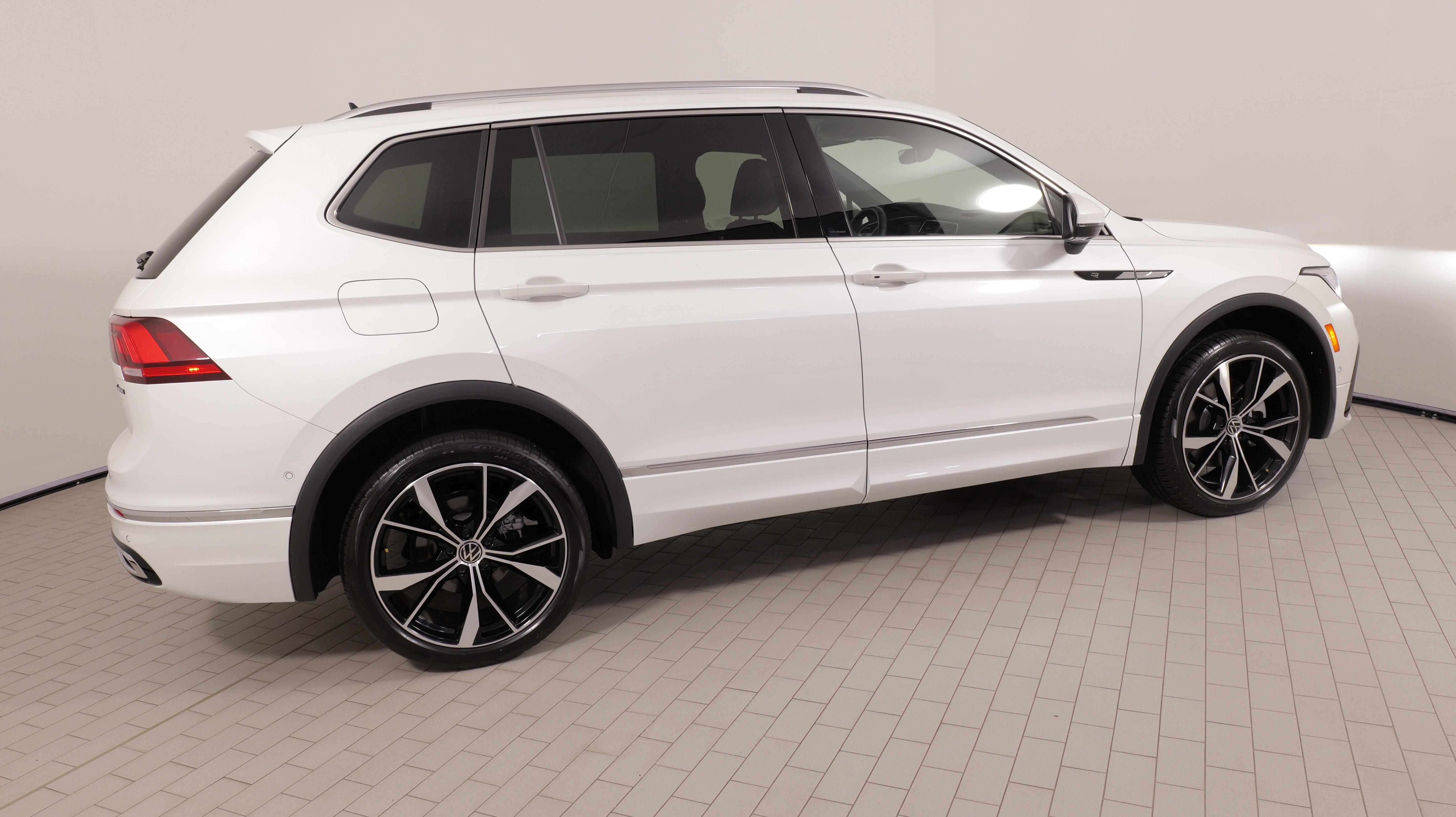 Used 2024 Volkswagen Tiguan SEL R-Line AWD/4WD image 10