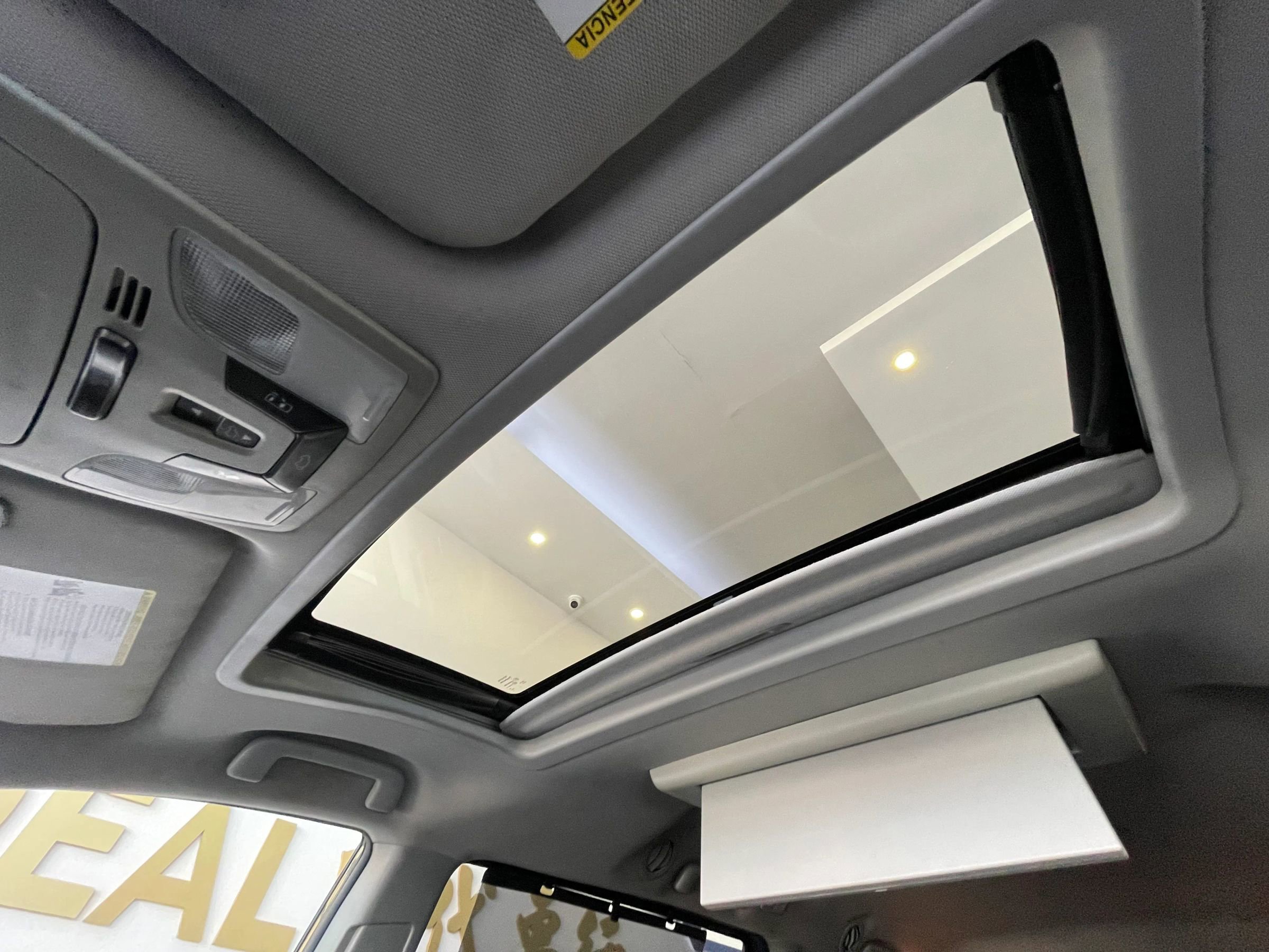 Used 2015 Toyota Sienna SE Premium image 16