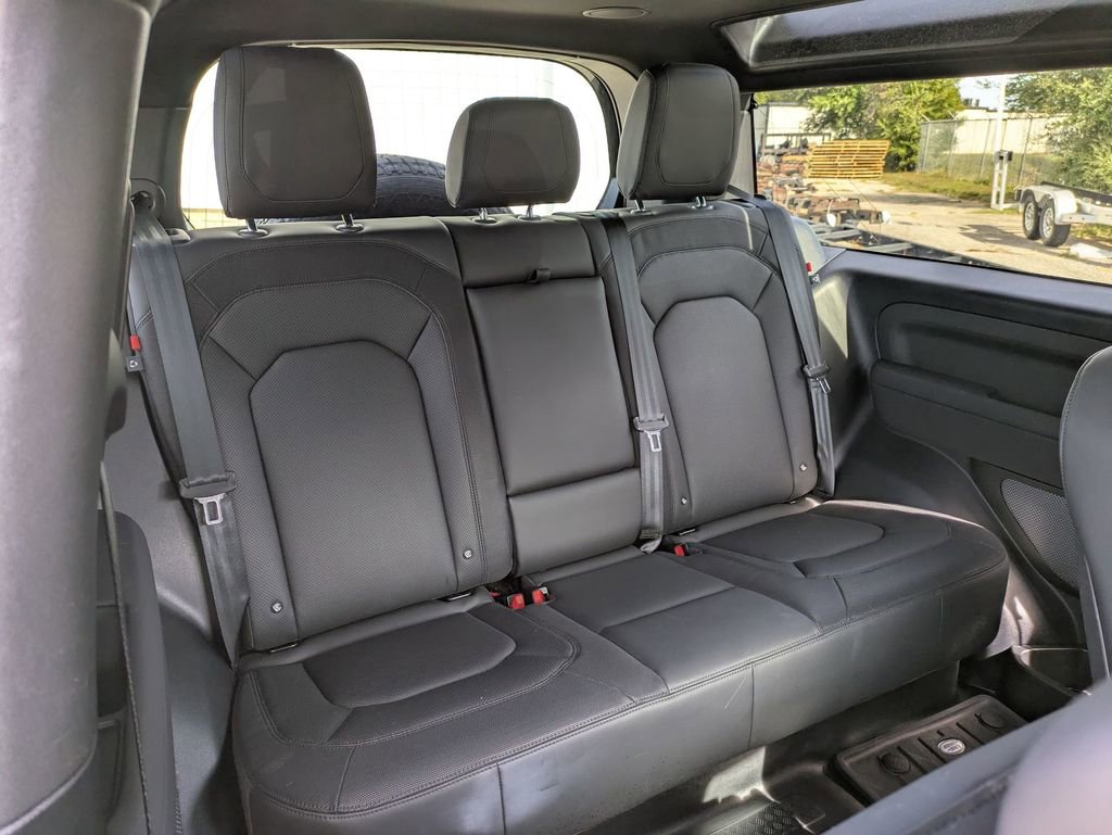 Used 2023 Land Rover Defender 90 X-Dynamic SE image 32