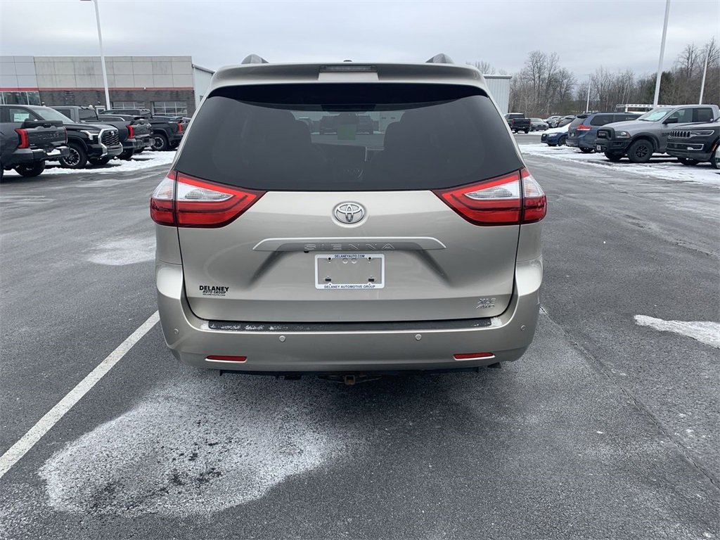 Used 2017 Toyota Sienna XLE Premium image 7