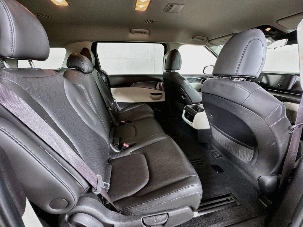 Used 2022 Kia Carnival LX FWD image 27