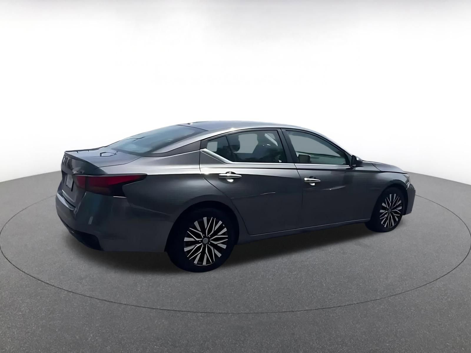 Used 2025 Nissan Altima 2.5 SV image 14