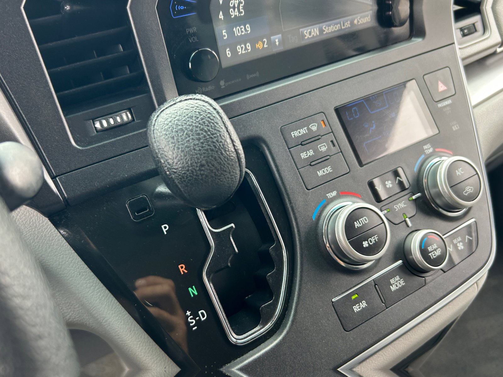 Used 2017 Toyota Sienna LE FWD image 15