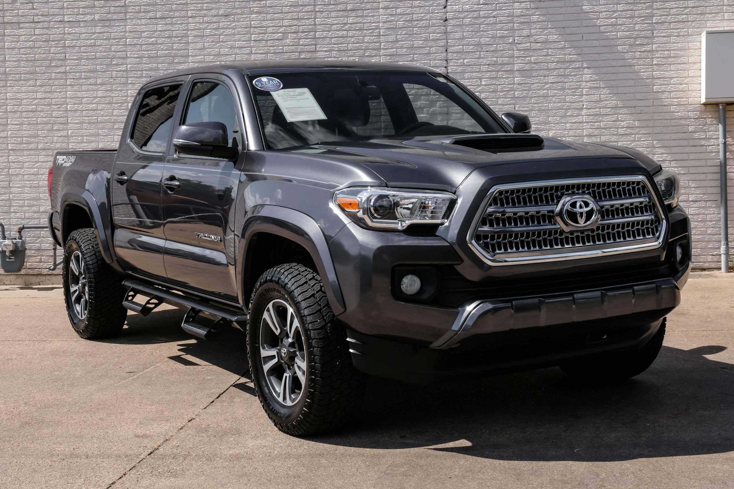 Used 2017 Toyota Tacoma TRD Sport w/ Tow Package (A/T) AWD/4WD image 5