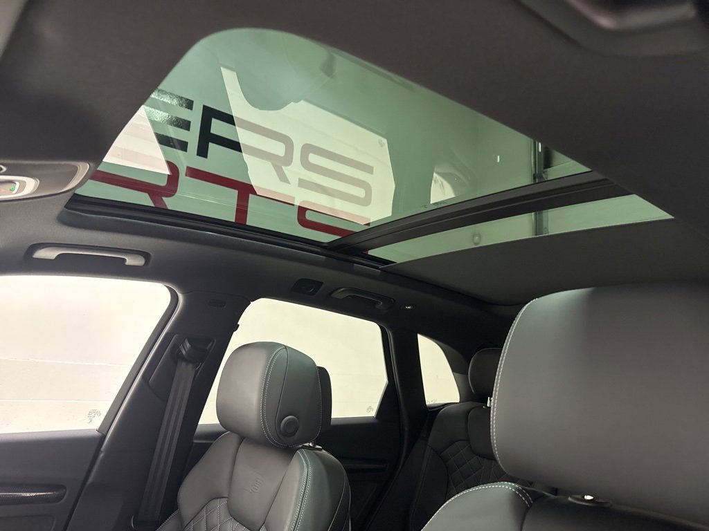 Used 2024 Audi SQ5 Prestige image 17