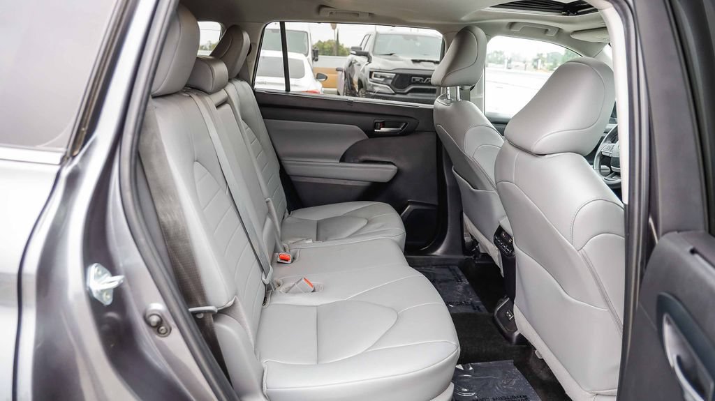 Used 2024 Toyota Highlander XLE AWD/4WD image 20