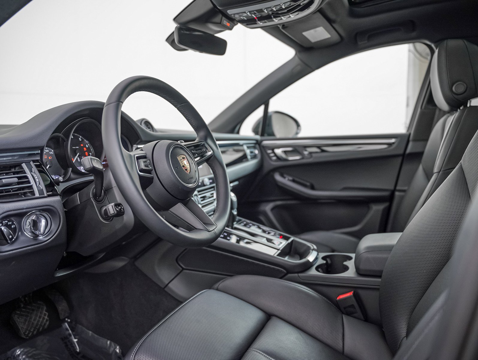 Certified 2025 Porsche Macan AWD/4WD image 4