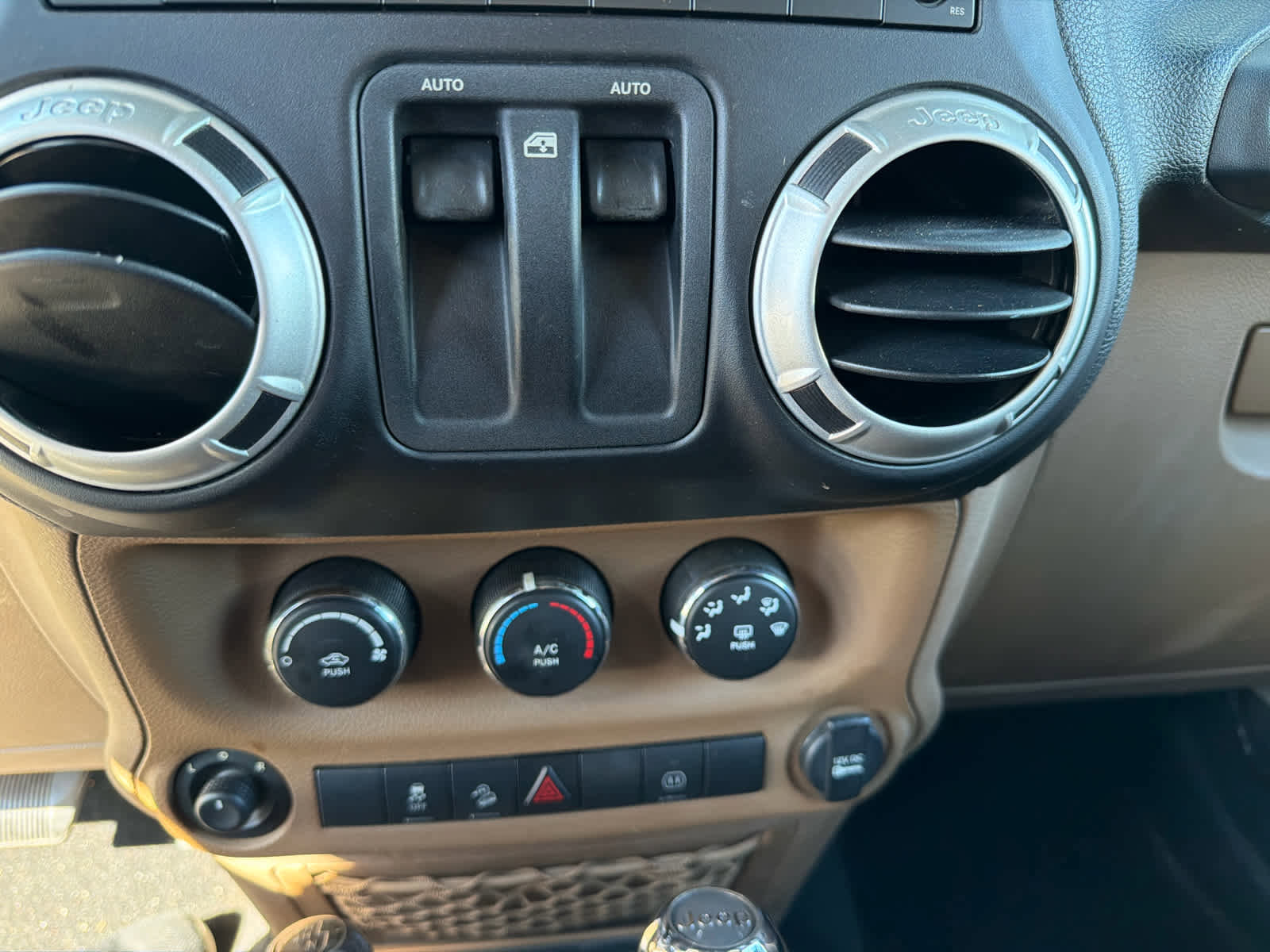 Used 2011 Jeep Wrangler Sahara w/ Connectivity Group image 14