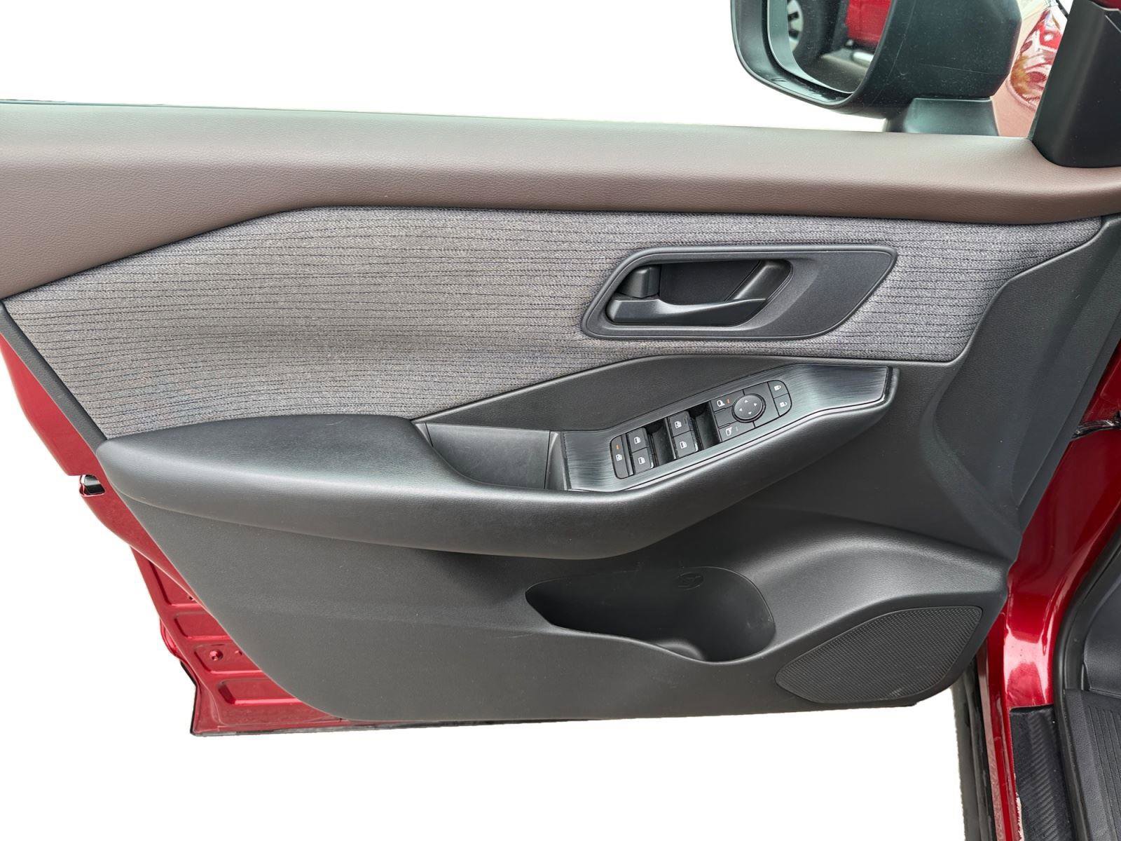 Used 2023 Nissan Rogue S AWD/4WD image 9