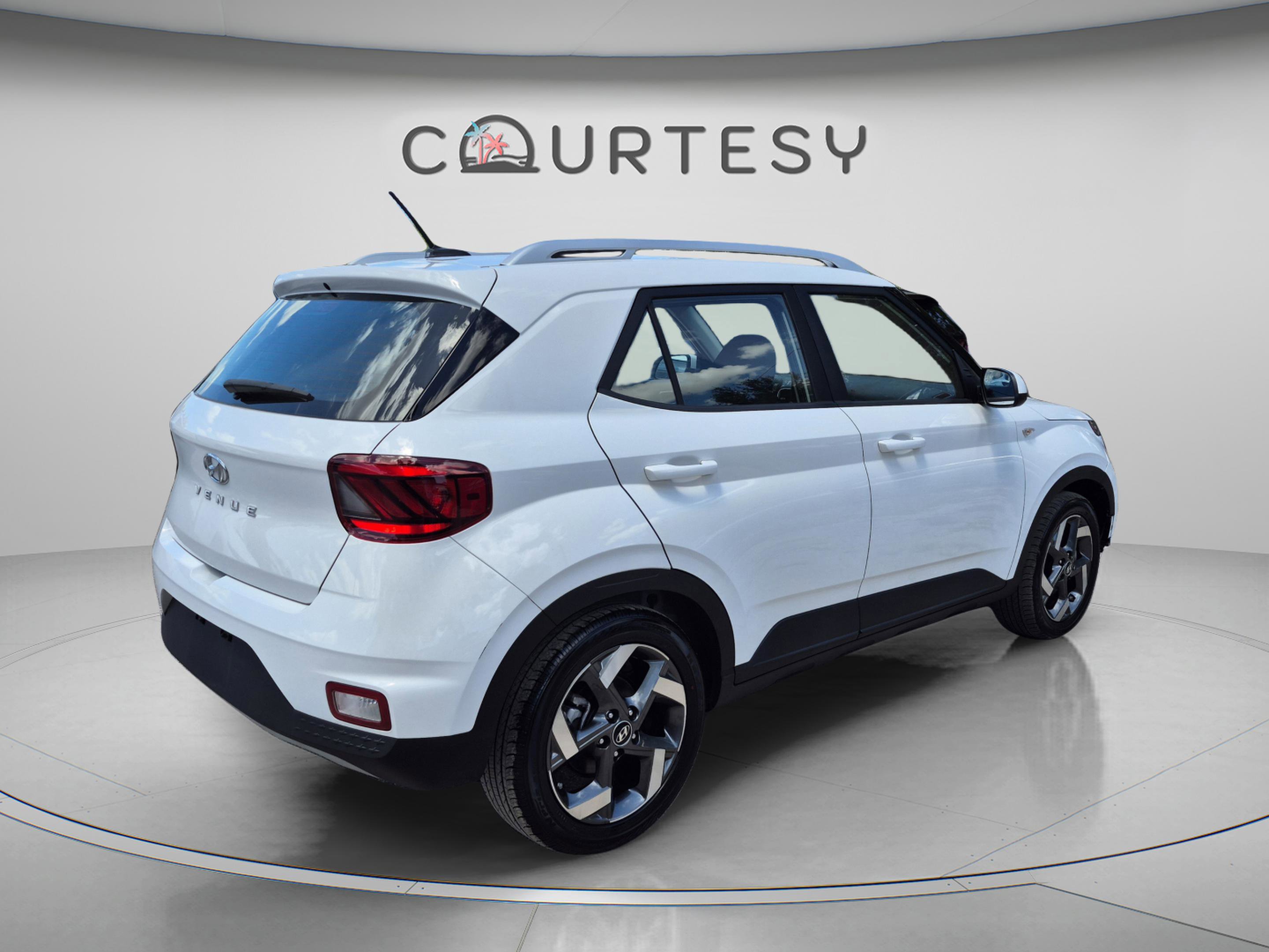 Used 2023 Hyundai Venue SEL FWD image 5