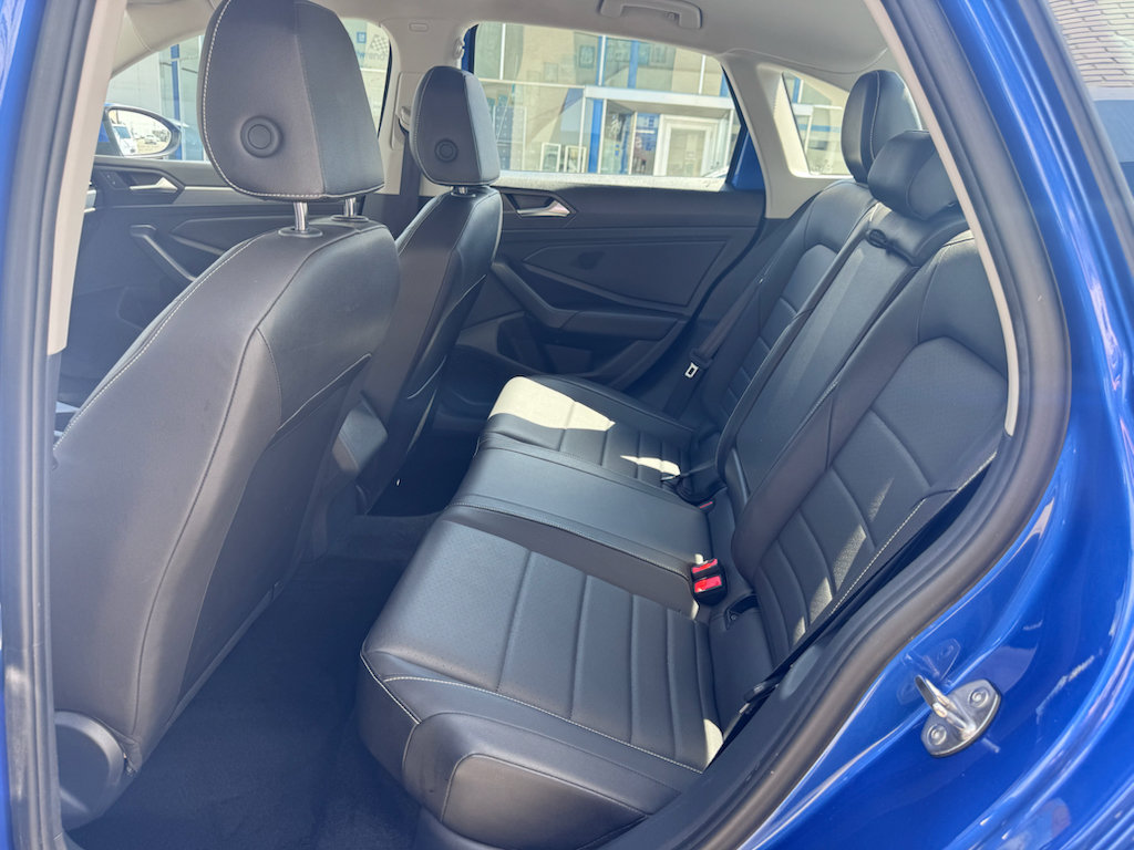 Used 2024 Volkswagen Jetta SE FWD image 9