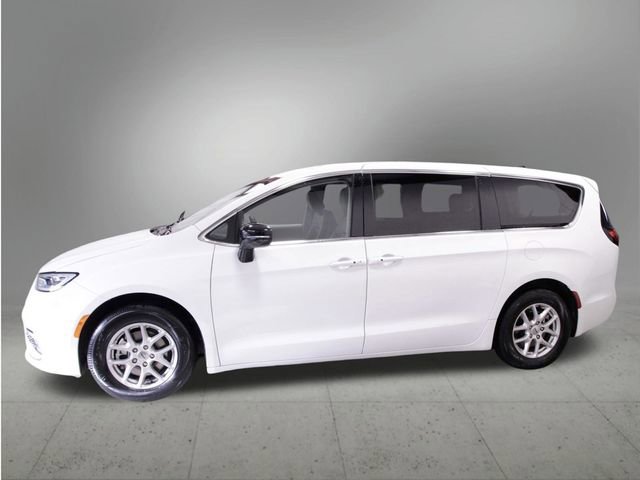 Used 2024 Chrysler Pacifica Touring-L image 2