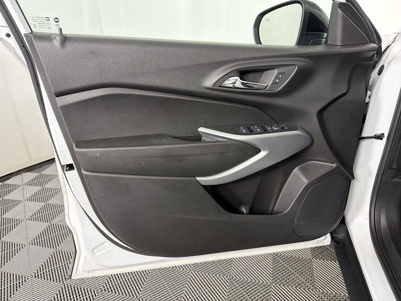 Used 2024 Chevrolet Trax RS w/ Sunroof Package FWD image 8