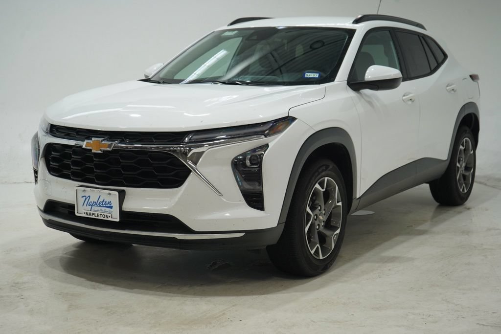 Used 2025 Chevrolet Trax LT FWD image 3